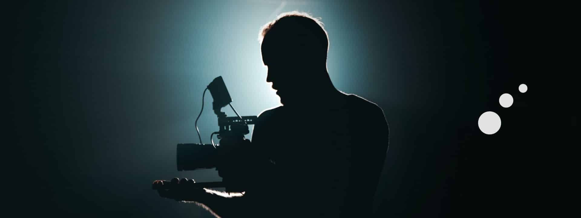¿Qué figuras profesionales componen el equipo de una empresa audiovisual?