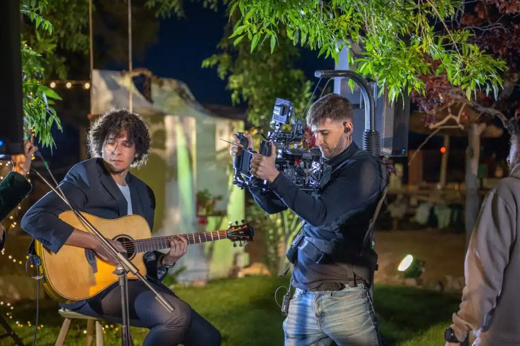 Equipo de Moüle, productora audiovisual premium, rodando en exteriores.