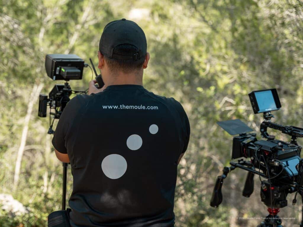 Equipo de Moüle, productora audiovisual premium, rodando en exteriores.
