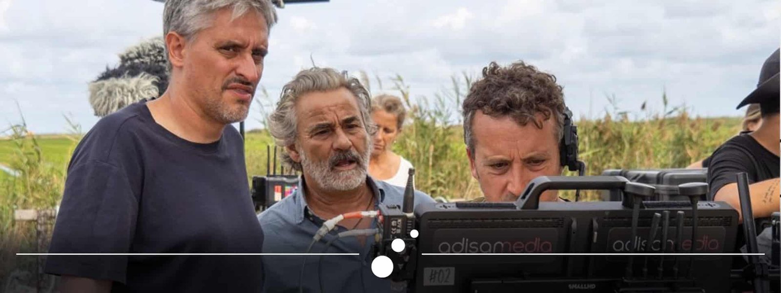 El director Marcel Barrena y el actor Eduard Fernández durante el rodaje de la película Lo Vent en el Delta del Ebro.